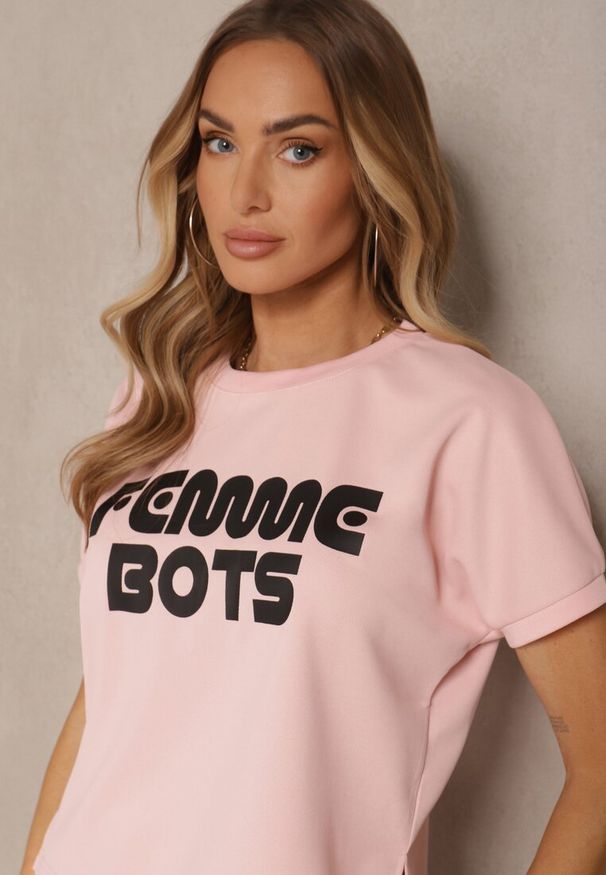Renee - Różowy T-shirt z Nadrukiem Napisu Dezerine. Okazja: na co dzień. Kolor: różowy. Materiał: jeans. Wzór: napisy, nadruk. Styl: klasyczny, casual