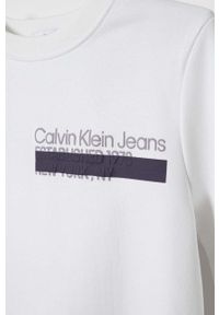 Calvin Klein Jeans bluza dziecięca kolor biały z nadrukiem. Kolor: biały. Materiał: bawełna. Wzór: nadruk. Styl: klasyczny #2