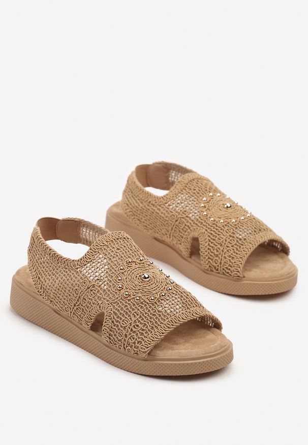 Renee - Ciemnobeżowe Sandały z Szydełkową Cholewką i Metalicznymi Zdobieniami Maitra. Okazja: na co dzień, na spacer. Kolor: beżowy. Materiał: jeans. Wzór: aplikacja. Sezon: lato. Obcas: na obcasie. Styl: casual, elegancki. Wysokość obcasa: niski