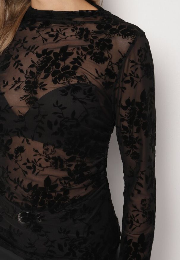 Born2be - Czarna Bluzka Siateczkowa z Welurowym Wzorem i Marszczeniem w Talii Seligala. Okazja: na spotkanie biznesowe. Kolor: czarny. Materiał: welur. Długość rękawa: długi rękaw. Długość: długie. Styl: klasyczny, elegancki, biznesowy