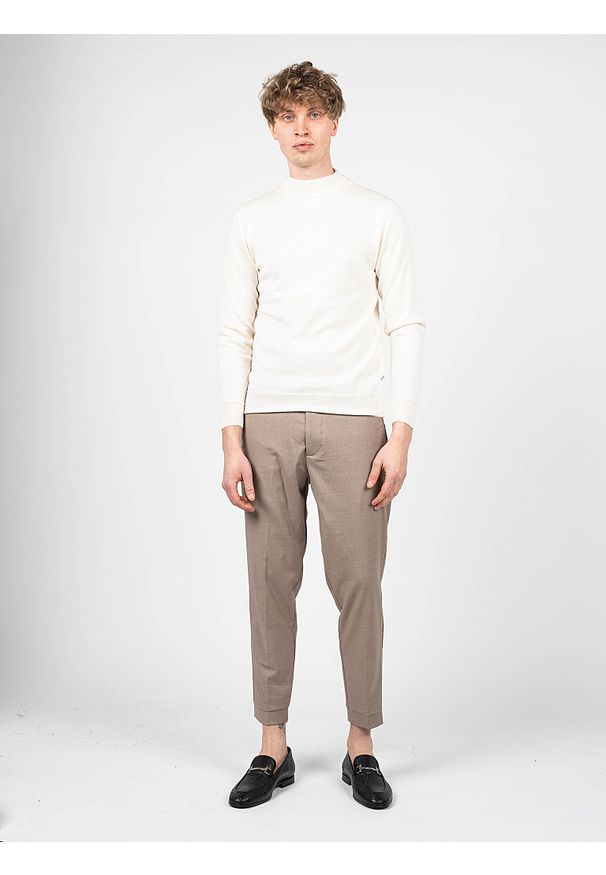 Takeshy Kurosawa Sweter | 83476 | Maglia Lupetto Calato Lana | Mężczyzna | Kremowy. Okazja: na co dzień. Kolor: kremowy. Materiał: wełna, akryl. Styl: casual