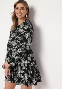 Born2be - Czarna Rozkloszowana Sukienka o Kwiatowym Wzorze z Falbanką i Gumką w Talii Sarasila. Kolor: czarny. Wzór: kwiaty #5