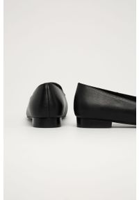 Karl Lagerfeld - Mokasyny skórzane. Nosek buta: okrągły. Kolor: czarny. Materiał: skóra. Szerokość cholewki: normalna. Obcas: na obcasie. Styl: klasyczny. Wysokość obcasa: niski #5