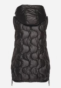 Born2be - Czarna Kamizelka Pikowana z Odpinanym Kapturem Vilzeki. Okazja: na co dzień. Kolor: czarny. Materiał: jeans. Styl: klasyczny, casual, elegancki #7