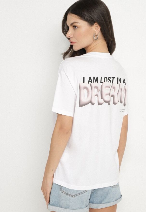 Born2be - Biało-Różowy Bawełniany T-shirt z Napisami Hallena. Okazja: na co dzień, na spotkanie biznesowe. Kolor: biały. Materiał: bawełna. Wzór: napisy. Styl: biznesowy, klasyczny, elegancki, casual