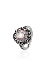 W.KRUK - Pierścionek srebrny z markasytami i masą perłową. Materiał: srebrne. Kolor: biały, wielokolorowy, srebrny. Wzór: aplikacja. Kamień szlachetny: perła, cyrkonia #1