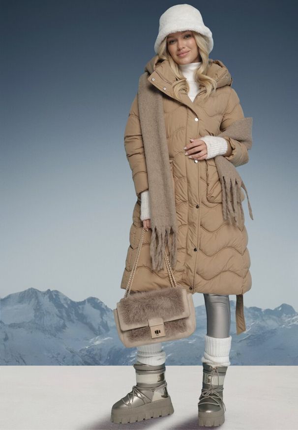 Born2be - Ciemnobeżowa Kurtka Pikowana z Paskiem Jalogi. Okazja: na co dzień. Typ kołnierza: komin. Kolor: beżowy. Materiał: wełna, materiał. Długość rękawa: długi rękaw. Długość: długie. Sezon: zima. Styl: casual