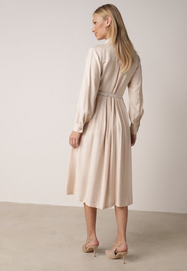 Born2be - Beżowa Wiskozowa Sukienka Koszulowa z Paskiem Andranassa. Okazja: na co dzień. Kolor: beżowy. Materiał: wiskoza. Wzór: aplikacja. Typ sukienki: koszulowe. Styl: casual, elegancki