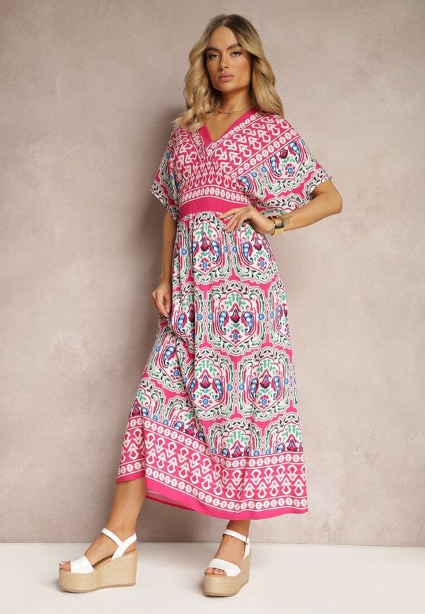 Renee - Fuksjowa Wiskozowa Sukienka Boho z Gumką w Pasie i Trójkątnym Dekoltem Casalina. Okazja: na co dzień. Kolor: różowy. Materiał: wiskoza. Długość rękawa: krótki rękaw. Styl: boho