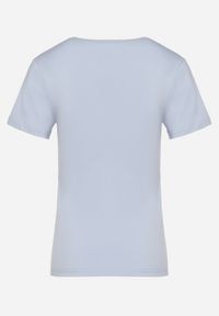 Born2be - Jasnoniebieski T-shirt Koszulka z Trójkątnym Dekoltem z Bawełny Ozdobiona Nadrukiem Elanoa. Okazja: na co dzień. Kolor: niebieski. Materiał: bawełna. Wzór: aplikacja, nadruk. Styl: elegancki, casual