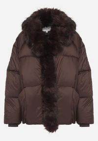 Born2be - Brązowa Pikowana Kurtka Oversize z Futrzanymi Zdobieniami Saranessa. Okazja: na co dzień. Kolor: brązowy. Materiał: futro. Wzór: aplikacja. Styl: casual #6