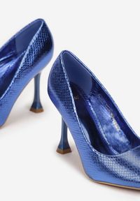 Renee - Niebieskie Szpilki Zdobione Wężowym Wzorem Olvi. Nosek buta: otwarty. Kolor: niebieski. Wzór: aplikacja. Obcas: na szpilce. Wysokość obcasa: średni #5