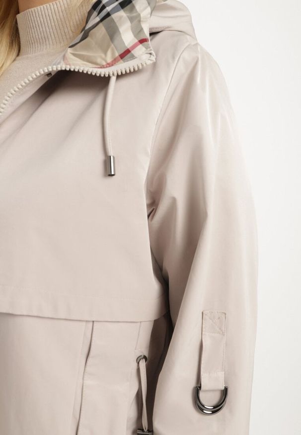 Born2be - Beżowa Kurtka Taliowana Daiellea. Okazja: na spacer, na co dzień. Kolekcja: plus size. Kolor: beżowy. Materiał: jeans, tkanina. Styl: elegancki, casual