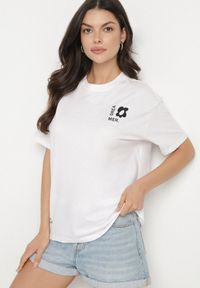 Born2be - Biało-Niebieski Bawełniany T-shirt z Napisami Hallena. Okazja: na co dzień, na spotkanie biznesowe. Kolor: biały. Materiał: bawełna. Wzór: napisy. Styl: biznesowy, klasyczny, elegancki, casual