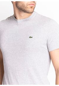 Koszulka męska Lacoste T-Shirt (TH6709-CCA). Typ kołnierza: polo. Kolor: szary. Materiał: dzianina. Długość: krótkie. Sezon: lato. Sport: bieganie