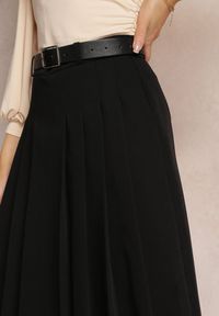 Renee - Czarna Spódnica Midi Trapezowa z Zakładkami i Paskiem ze Sprzączką Akiye. Kolor: czarny. Materiał: materiał #5