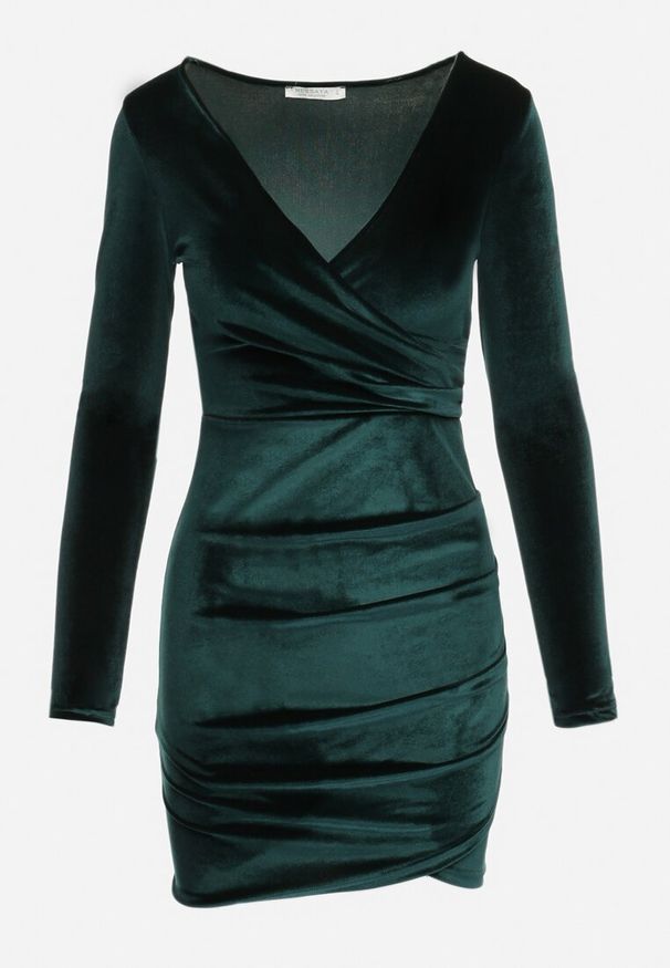 Born2be - Zielona Kopertowa Sukienka Mini z Weluru z Marszczeniami i Trójkątnym Dekoltem Trillia. Typ kołnierza: dekolt kopertowy. Kolor: zielony. Materiał: welur. Typ sukienki: kopertowe. Długość: mini