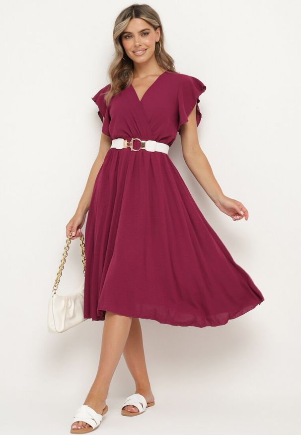 Born2be - Bordowa Plisowana Sukienka z Kopertowym Dekoltem i Gumką w Talii Waretta. Typ kołnierza: dekolt kopertowy. Kolor: czerwony. Typ sukienki: kopertowe. Styl: elegancki