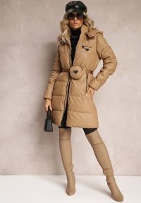 Renee - Beżowa Długa Kurtka z Paskiem Płaszcz z Okrągłą Saszetką w Komplecie Nabili. Kolor: beżowy. Długość: długie #5