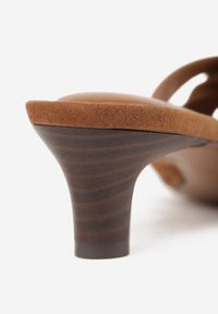 Born2be - Jasnobrązowe Klapki VICES na Kaczuszkowym Obcasie z Przeplatanymi Paskami Merose. Okazja: na co dzień. Kolor: brązowy. Materiał: jeans. Wzór: paski. Obcas: na obcasie. Styl: casual, elegancki. Wysokość obcasa: średni #3