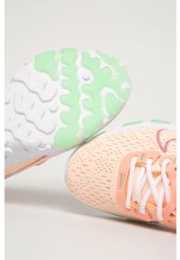Nike Sportswear - Buty React Vision. Nosek buta: okrągły. Zapięcie: sznurówki. Kolor: różowy. Materiał: syntetyk, materiał, guma. Szerokość cholewki: normalna. Obcas: na obcasie. Wysokość obcasa: średni #3