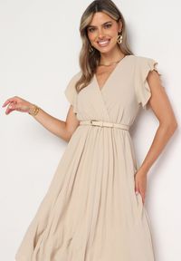 Born2be - Beżowa Plisowana Sukienka z Kopertowym Dekoltem i Gumką w Talii Waretta. Typ kołnierza: dekolt kopertowy. Kolor: beżowy. Typ sukienki: kopertowe. Styl: elegancki #4