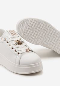 Renee - Biało-Szampańskie Sneakersy na Niskiej Platformie z Ozdobnymi Metalowymi Aplikacjami Auala. Kolor: biały. Wzór: aplikacja. Obcas: na platformie #2