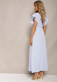 Renee - Jasnoniebieska Rozkloszowana Sukienka z Plisami Maxi z Falbankami przy Ramionach Nethula. Typ kołnierza: kołnierz z falbankami. Kolor: niebieski. Materiał: materiał. Typ sukienki: plisowane, rozkloszowane. Długość: maxi #4