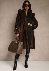 Renee - Brązowy Długi Płaszcz Futerko z Kapturem Zdobiony Eleganckimi Guzikami Esavia. Typ kołnierza: kaptur. Kolor: brązowy. Materiał: futro. Długość: długie. Wzór: aplikacja. Styl: elegancki #4
