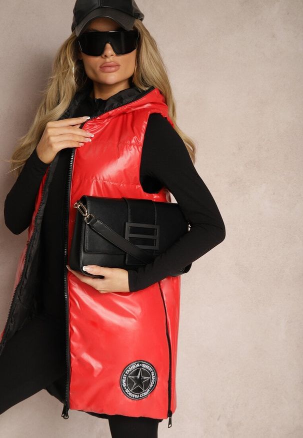 Renee - Czerwona Długa Kamizelka z Naszywką i Kapturem Wykończona Napami Nevellitae. Okazja: na co dzień, na imprezę. Kolor: czerwony. Materiał: dzianina, jeans. Długość: długie. Wzór: aplikacja. Styl: casual, elegancki