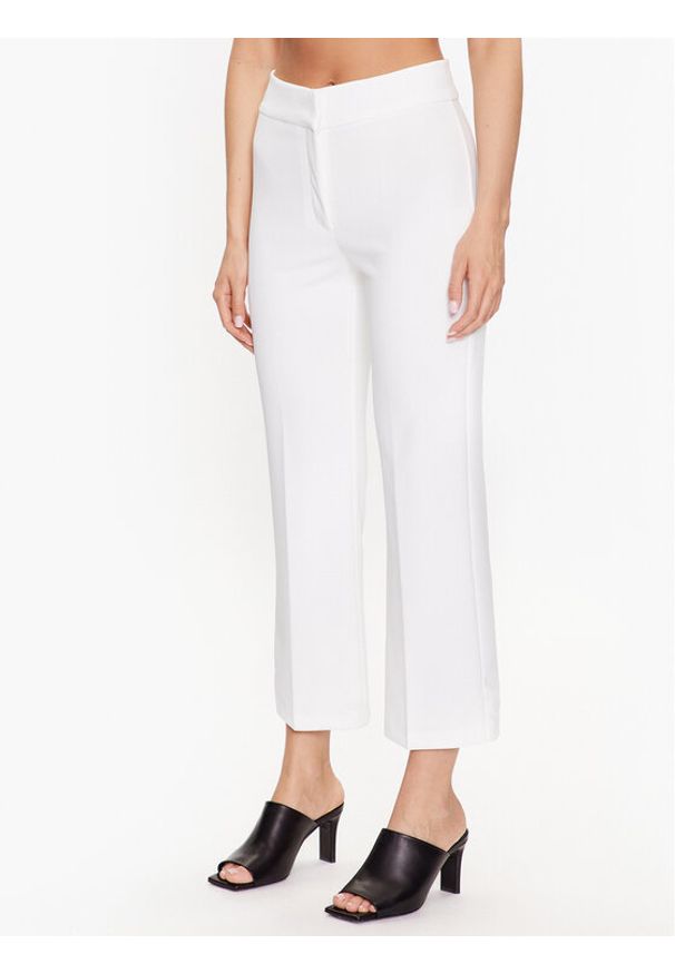 DKNY Spodnie materiałowe P2RVAO19 Biały Regular Fit. Kolor: biały. Materiał: syntetyk