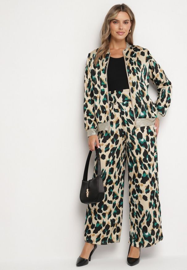 Born2be - Beżowo-Zielone Szerokie Spodnie w Panterkę z Wysokim Stanem Salathia. Okazja: na co dzień. Stan: podwyższony. Kolor: beżowy. Wzór: motyw zwierzęcy. Styl: klasyczny, casual