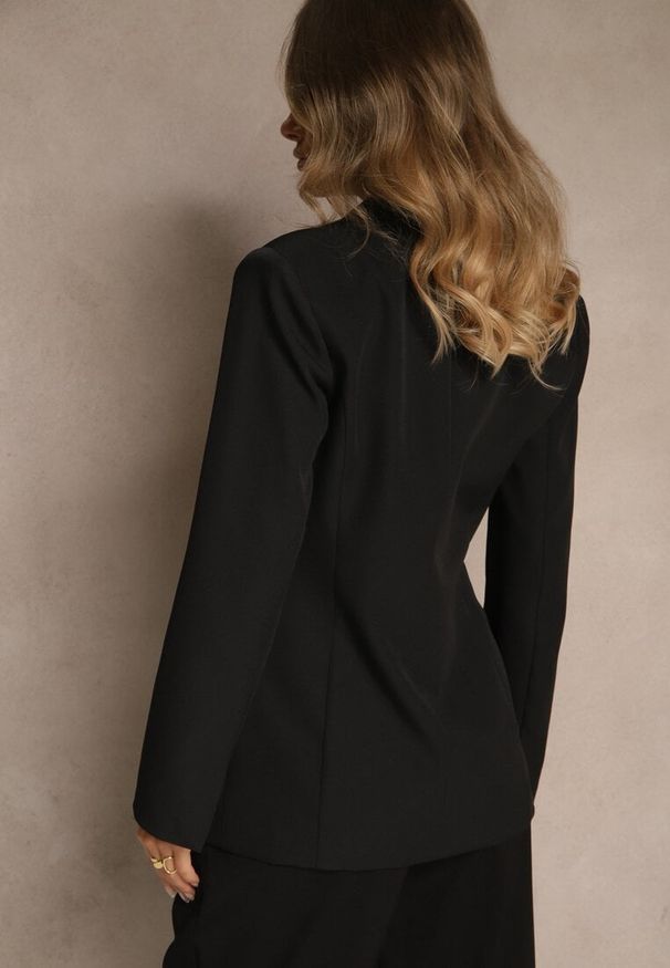 Renee - Czarna Marynarka VICES o Taliowanym Kroju z Podkreślonymi Ramionami Arivita. Kolor: czarny. Materiał: jeans. Styl: klasyczny, elegancki