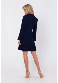 MOE - Elegancka sukienka z dekoltem V i kontrafałdami granatowa. Kolor: niebieski. Materiał: wiskoza, elastan. Długość rękawa: długi rękaw. Typ sukienki: plisowane. Styl: elegancki #3