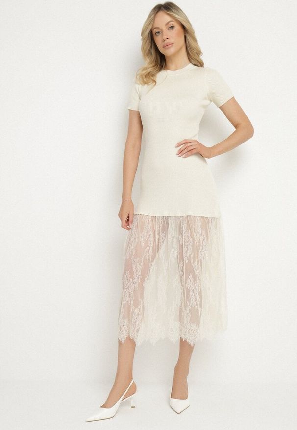Born2be - Beżowa Prążkowana Sukienka z Koronkowym Dołem Vilzedi. Kolor: beżowy. Materiał: prążkowany, koronka. Typ sukienki: proste. Styl: glamour, elegancki