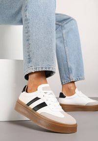 Renee - Biało-Czarne Sneakersy na Kauczukowej Podeszwie Ozdobione Paskami Nilimea. Okazja: na co dzień. Zapięcie: pasek. Kolor: biały. Materiał: kauczuk. Wzór: aplikacja