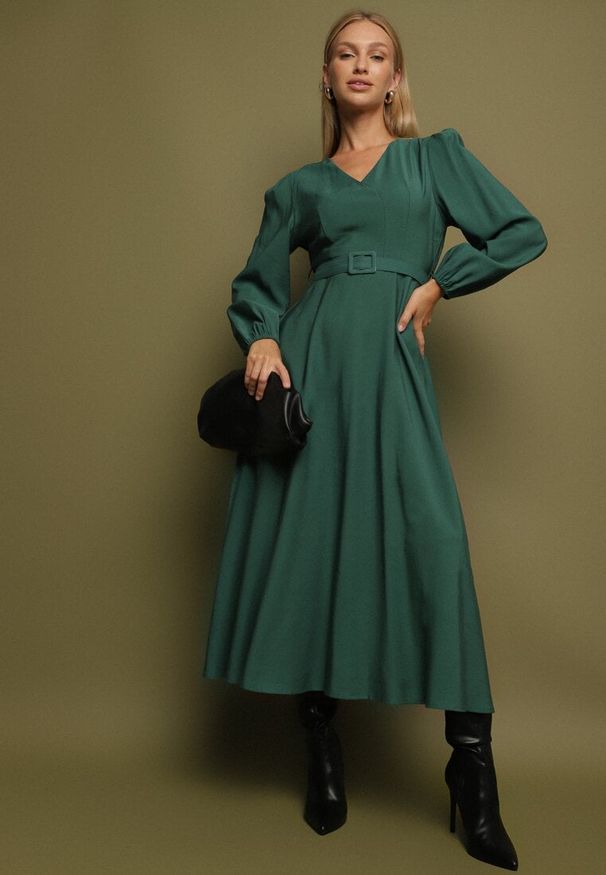 Born2be - Zielona Wiskozowa Sukienka o Rozkloszowanym Kroju z Paskiem z Klamerką Arilesse. Okazja: na co dzień. Typ kołnierza: dekolt w kształcie V. Kolor: zielony. Materiał: wiskoza. Długość rękawa: długi rękaw. Styl: elegancki, casual