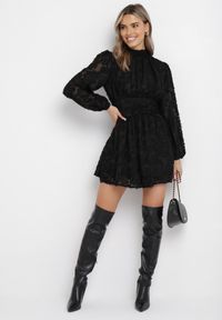 Born2be - Czarna Rozkloszowana Sukienka Koronkowa Mini Alatalo. Kolor: czarny. Materiał: koronka. Długość: mini #6
