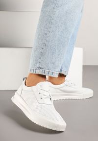 Renee - Białe Skórzane Sneakersy Ozdobione Perforacją Sorivna. Okazja: na co dzień. Zapięcie: sznurówki. Kolor: biały. Materiał: skóra. Wzór: aplikacja