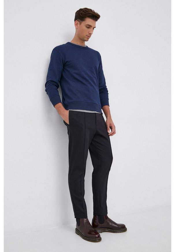 Selected Bluza męska kolor granatowy gładka. Okazja: na co dzień. Kolor: niebieski. Materiał: poliester, dzianina, bawełna. Wzór: gładki. Styl: casual