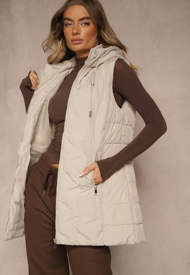 Renee - Ciemnobeżowa Taliowana Kamizelka Przejściowa z Kapturem Olepia. Okazja: na co dzień. Typ kołnierza: kaptur. Kolor: beżowy. Materiał: poliester, jeans. Sezon: wiosna, jesień. Styl: casual, klasyczny