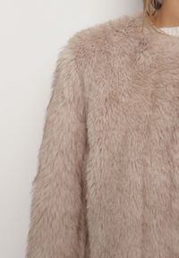 Born2be - Beżowa Futerkowa Kurtka o Prostym Kroju z Kieszeniami Awilise. Okazja: na studniówkę. Kolor: beżowy. Materiał: skóra. Długość: krótkie. Styl: wizytowy, klasyczny #6