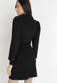 Born2be - Czarna Sukienka Flutterfruit. Kolor: czarny. Długość rękawa: długi rękaw. Wzór: prążki, aplikacja. Typ sukienki: kopertowe, dopasowane. Styl: klasyczny. Długość: mini #4