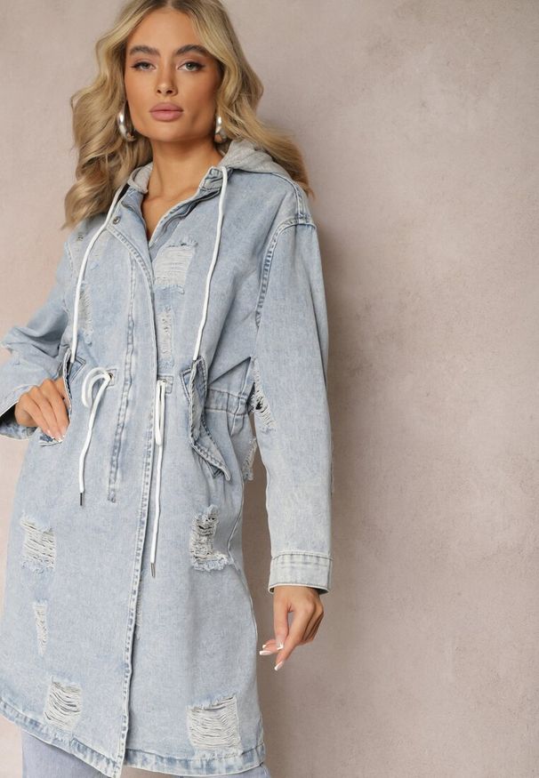 Renee - Jasnoniebieska Długa Kurtka Jeansowa z Bawełny z Przetarciami i Troczkiem w Talii Rileni. Okazja: na co dzień. Kolor: niebieski. Materiał: bawełna, jeans. Długość: długie. Styl: casual, elegancki, wizytowy