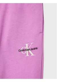 Calvin Klein Jeans Spodnie dresowe Monogram Off Placed IG0IG01854 Fioletowy Relaxed Fit. Kolor: fioletowy. Materiał: bawełna #3