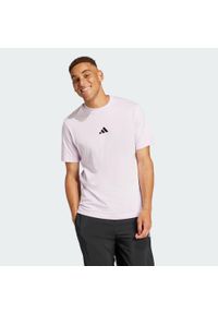 Adidas - Koszulka Essentials Small Logo Single Jersey. Kolor: fioletowy, czarny, różowy, wielokolorowy. Materiał: jersey. Sport: fitness