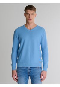 Big-Star - Sweter męski bawełniany klasyczny z dekoltem w serek niebieski Vasonitex 401. Typ kołnierza: dekolt w serek. Kolor: niebieski. Materiał: bawełna. Wzór: ze splotem, aplikacja. Styl: klasyczny #6