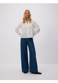 Reserved - Koszula z haftowanym wzorem - biały. Kolor: biały. Materiał: bawełna. Wzór: haft #1