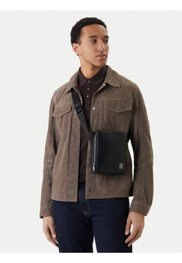 Calvin Klein Saszetka Emblem Hw Reporter LV04D3293G Czarny. Kolor: czarny. Materiał: skóra