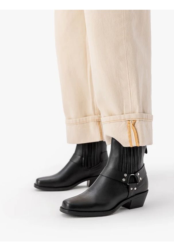 Ryłko - Czarne sztyblety ze skóry licowej. Okazja: na co dzień. Zapięcie: bez zapięcia. Kolor: czarny. Szerokość cholewki: normalna. Wysokość cholewki: za kostkę. Materiał: skóra. Obcas: na obcasie. Styl: casual, street. Wysokość obcasa: średni